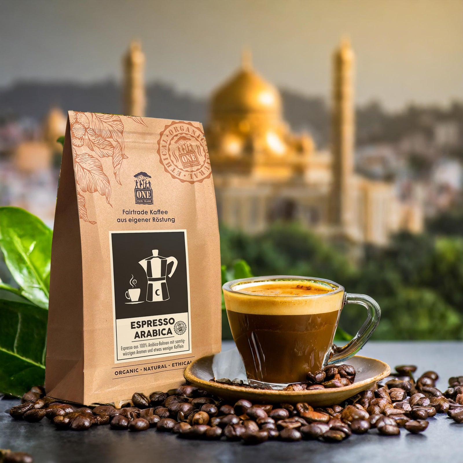 Espresso Arabica Tüte mit fairtrade Espressobohnen und Espressotasse als Dekoration. Der Hintergrund ist ein verschwommener osmanischer Tempel.