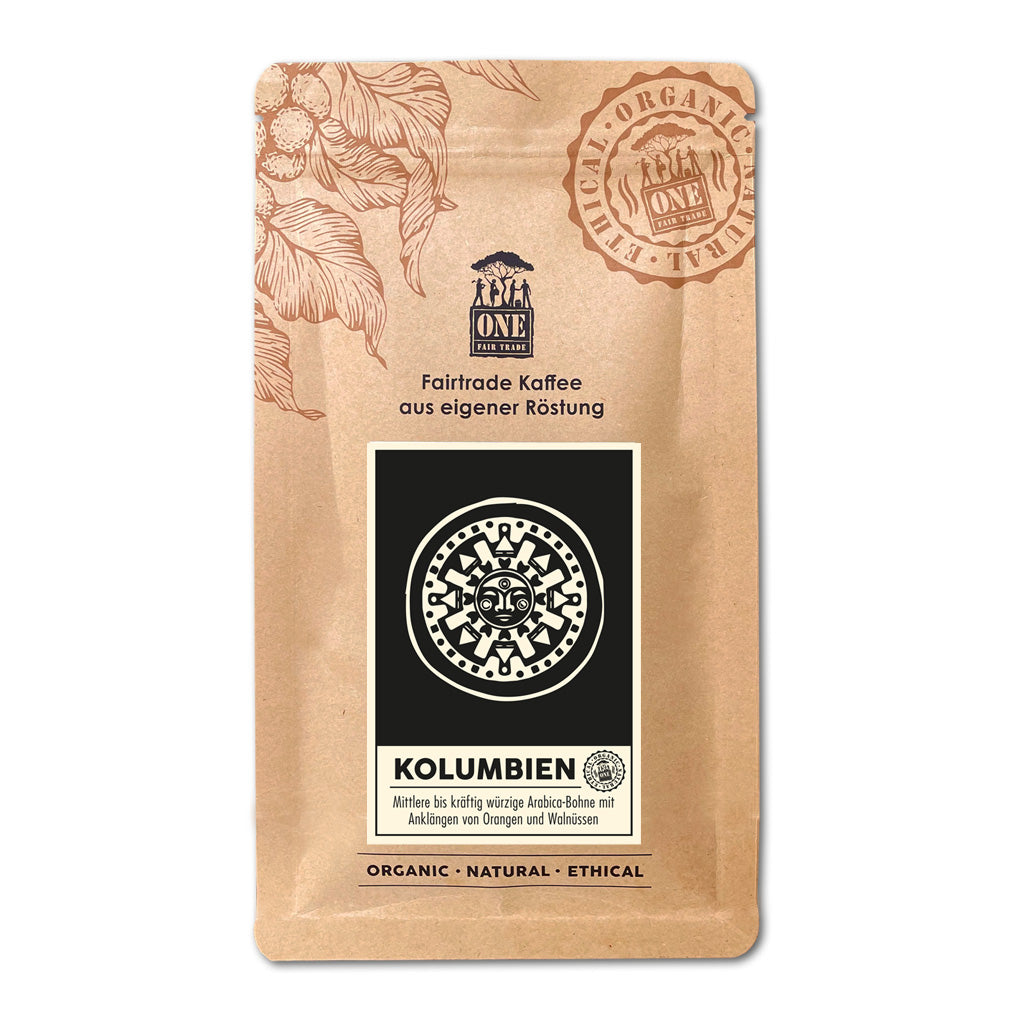 Kolumbien Kaffee Tüte mit fairtrade Kaffeebohnen und Blatt als Dekoration. Der Hintergrund ist ein verschwommenes Ornament.