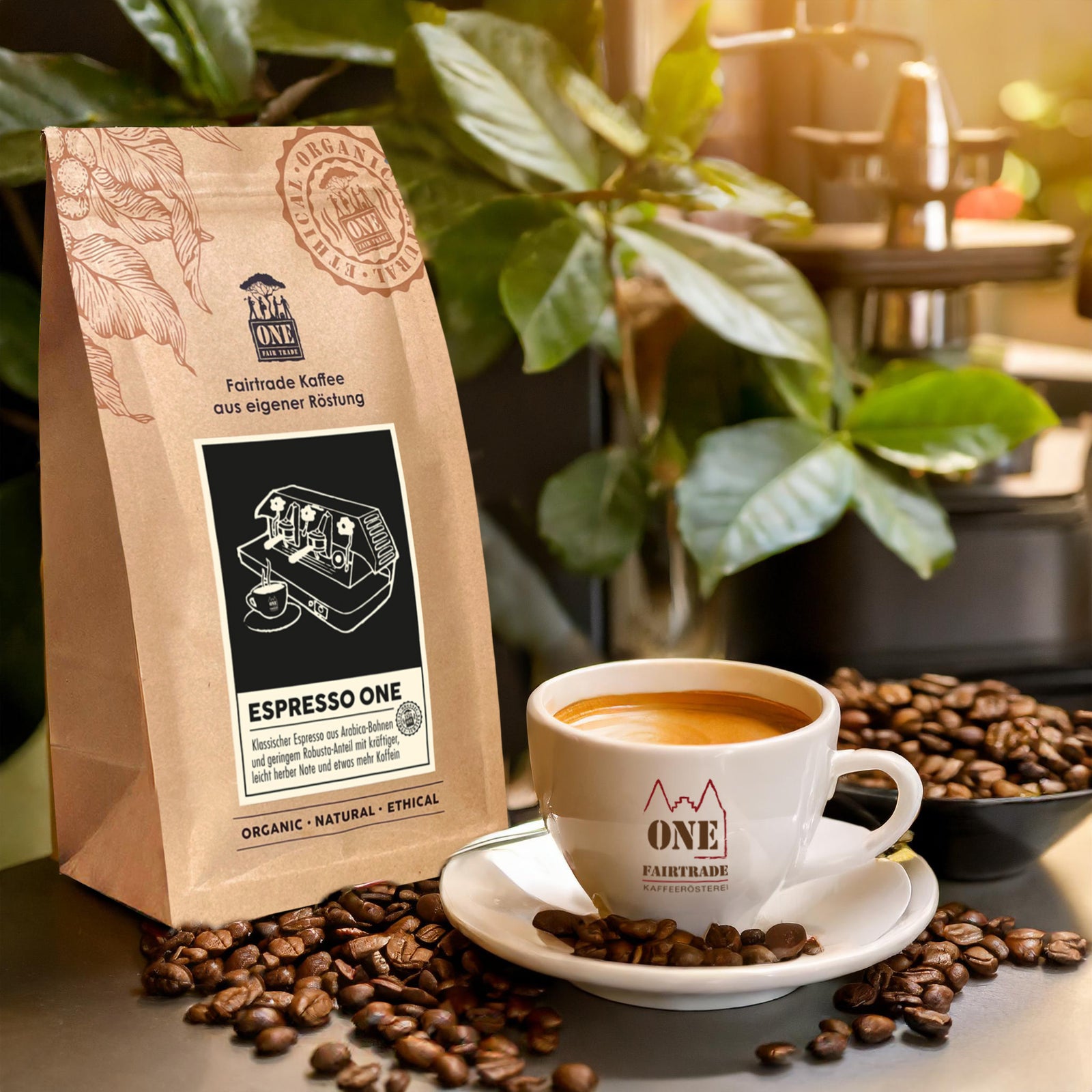 Espresso ONE Tüte mit fairtrade Espressobohnen und Espressotasse als Dekoration. Der Hintergrund ist ein verschwommener Kaffeebaum.
