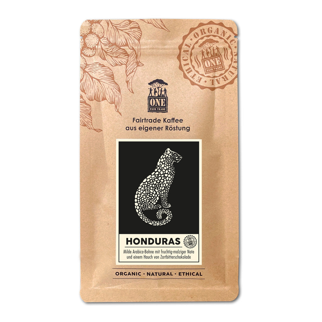 Honduras Kaffee Tüte mit fairtrade Kaffeebohnen und Leopard als Dekoration. Der Hintergrund sind verschwommene Wälder.