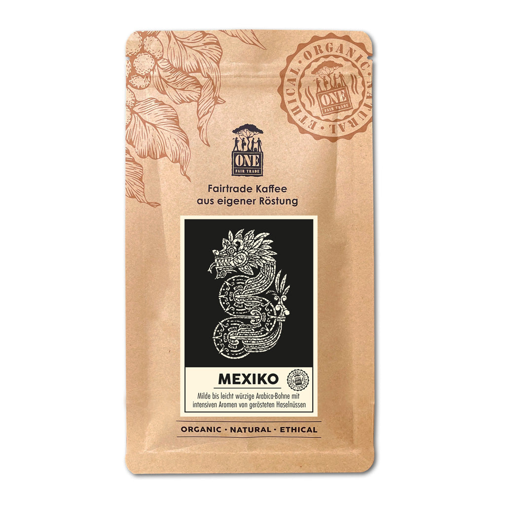 Mexiko Kaffee Tüte mit fairtrade Kaffeebohnen und Blatt als Dekoration. Der Hintergrund ist ein verschwommener Tempel.