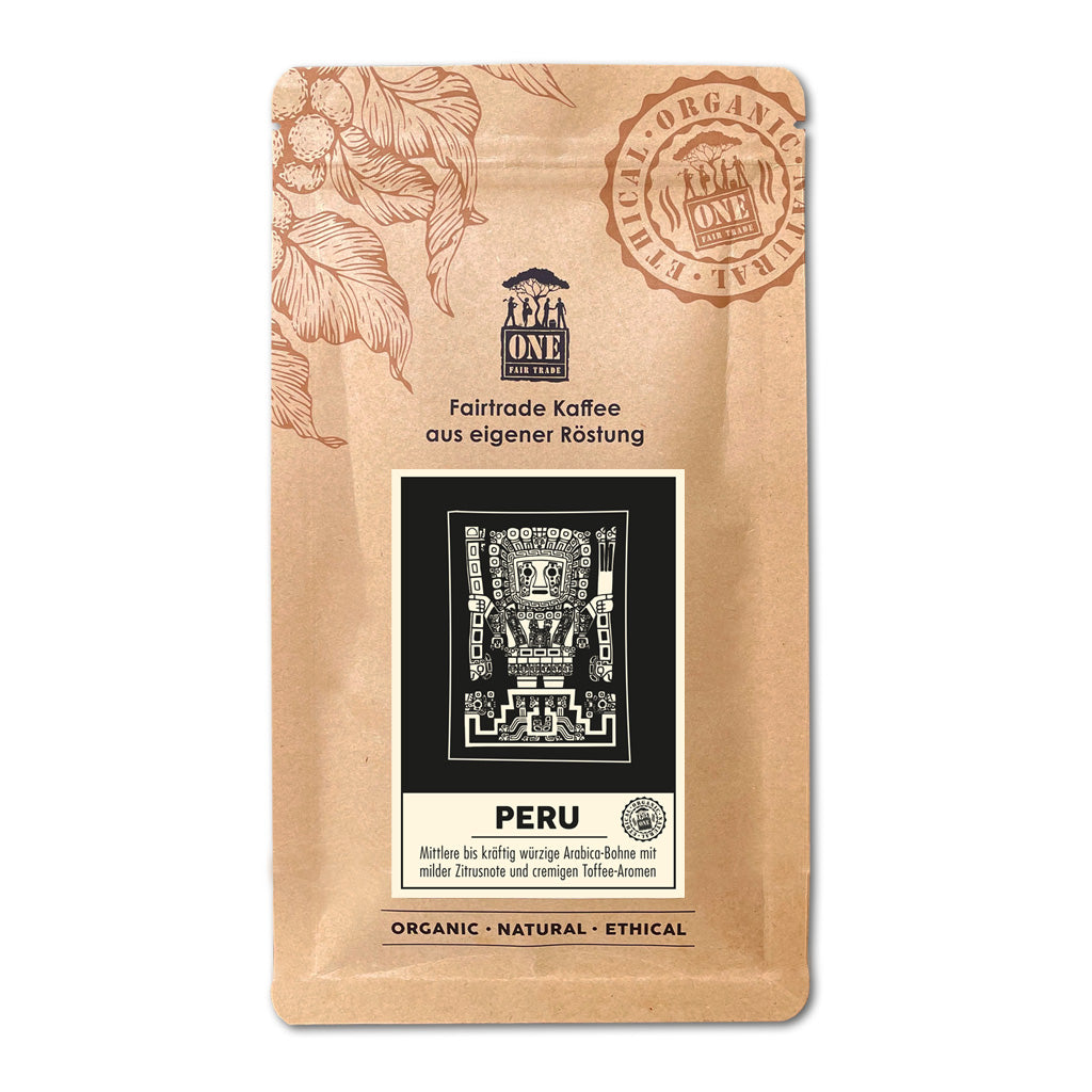 Peru Kaffee Tüte mit fairtrade Kaffeebohnen und Blatt als Dekoration. Der Hintergrund ist ein verschwommener Berg.