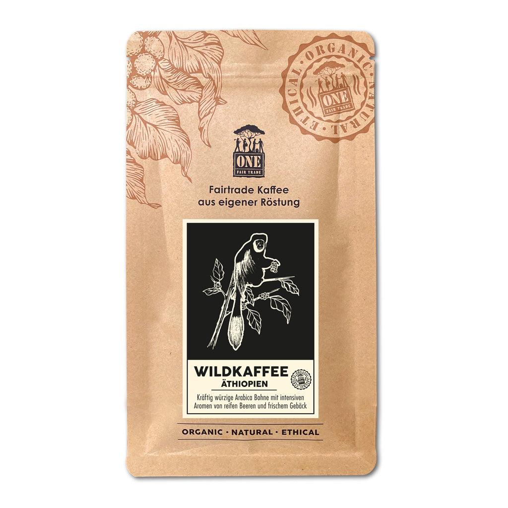 Wildkaffee Äthiopien Tüte mit fairtrade Kaffeebohnen und Affen als Dekoration. Der Hintergrund sind verschwommene helle Bäume.