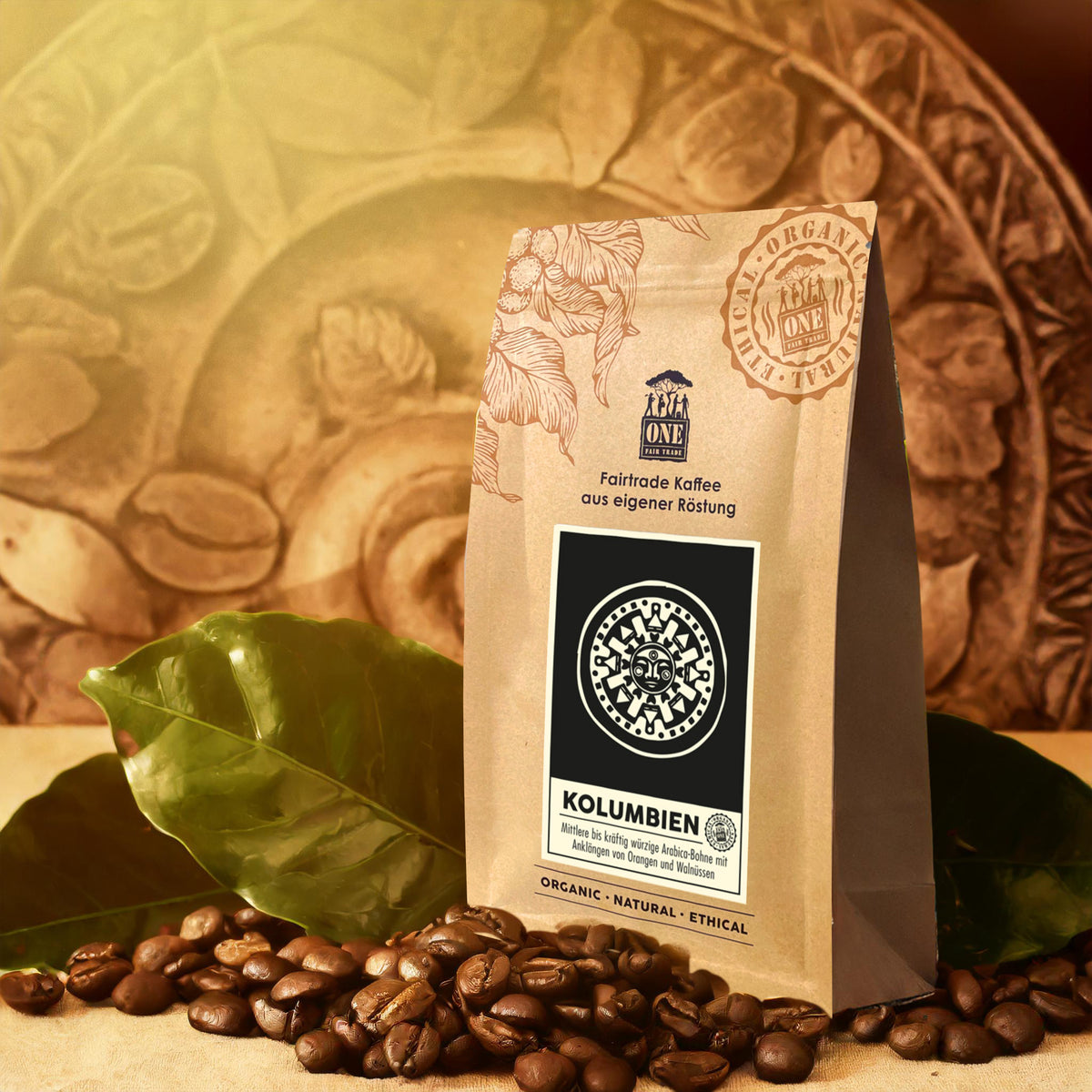 Kolumbien Kaffee Tüte mit fairtrade Kaffeebohnen und Blatt als Dekoration. Der Hintergrund ist ein verschwommenes Ornament.