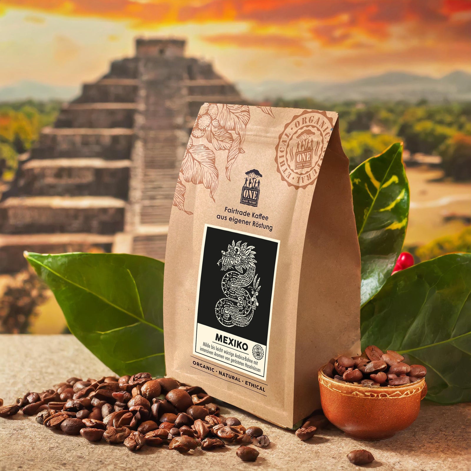 Mexiko Kaffee Tüte mit fairtrade Kaffeebohnen und Blatt als Dekoration. Der Hintergrund ist ein verschwommener Tempel.
