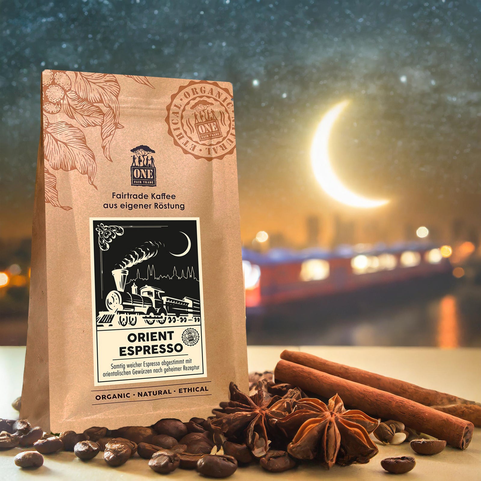 Orient Espresso Tüte mit fairtrade Espressobohnen, Zimt und Kardamom als Dekoration. Der Hintergrund ist verschwommener Orientexpress mit leuchtender Mondsichel.