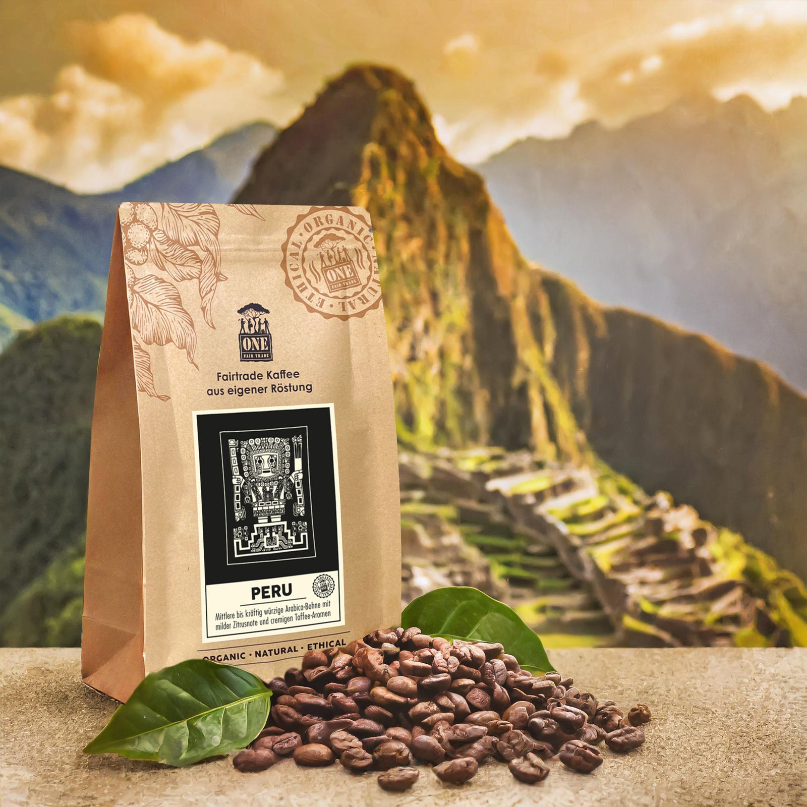 Peru Kaffee Tüte mit fairtrade Kaffeebohnen und Blatt als Dekoration. Der Hintergrund ist ein verschwommener Berg.