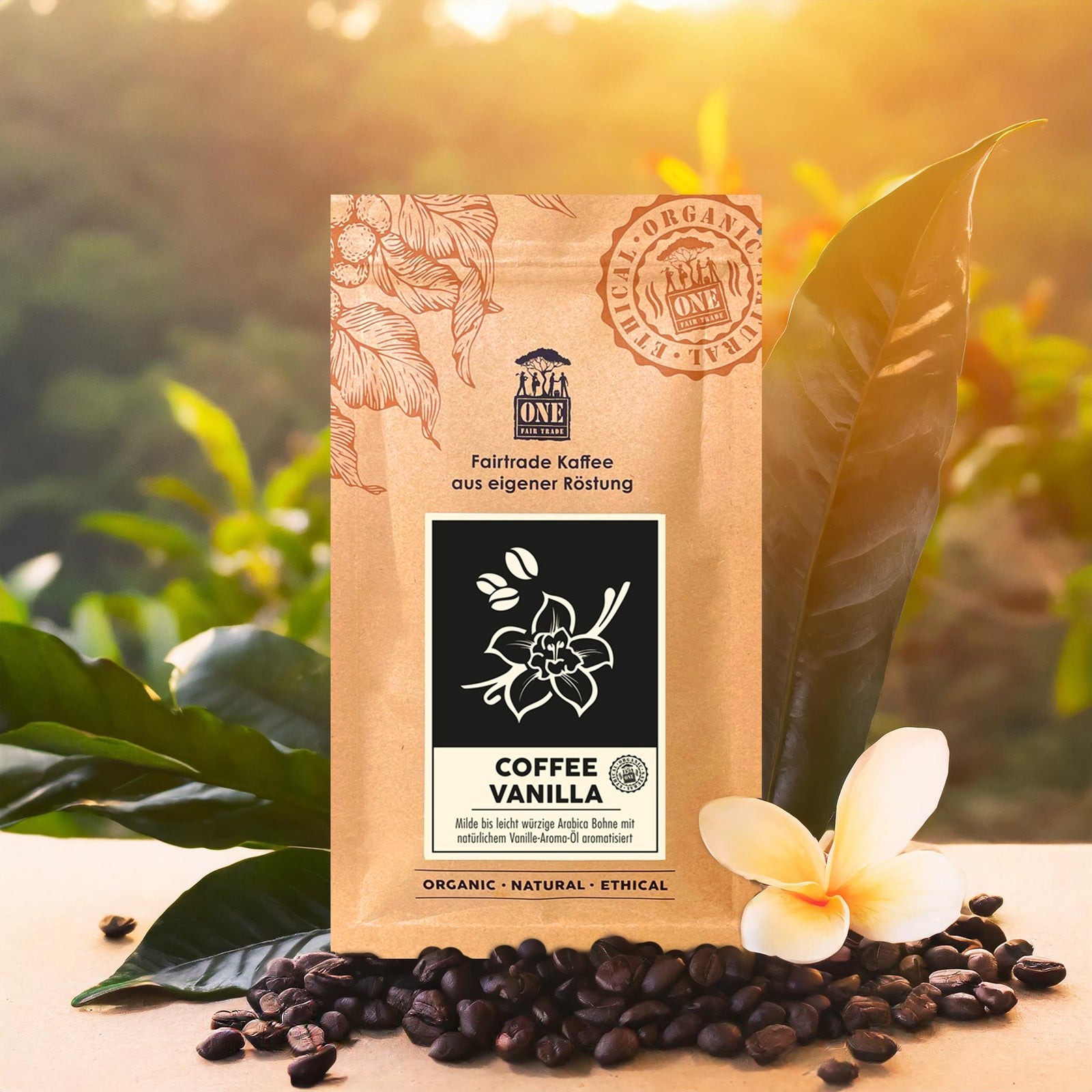 Coffee Vanilla Tüte mit fairtrade Kaffeebohnen und Blume als Dekoration. Der Hintergrund sind verschwommene helle Blätter mit Sonnenschein.